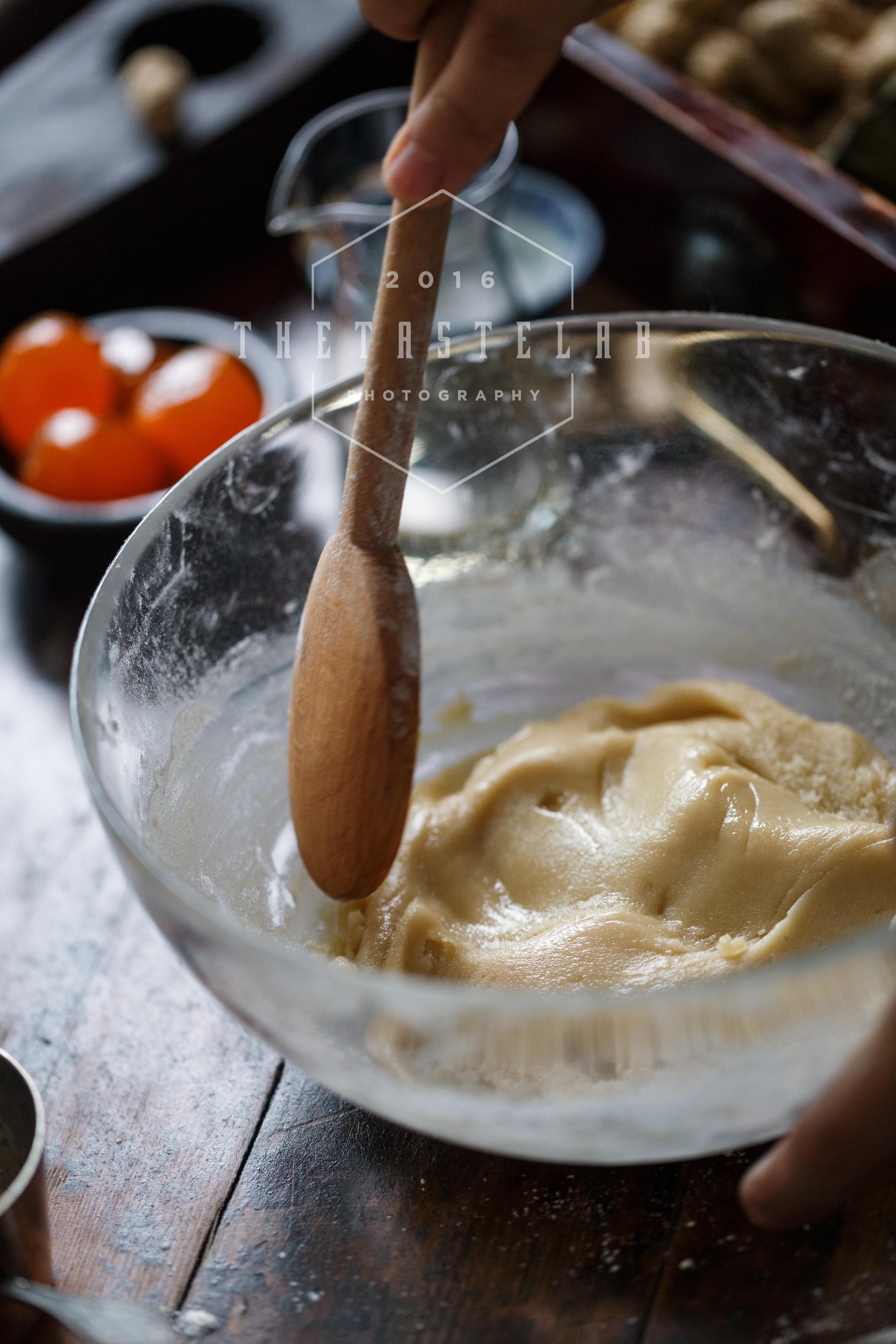 食譜丨廣式蛋黃蓮蓉月餅的做法 步骤2