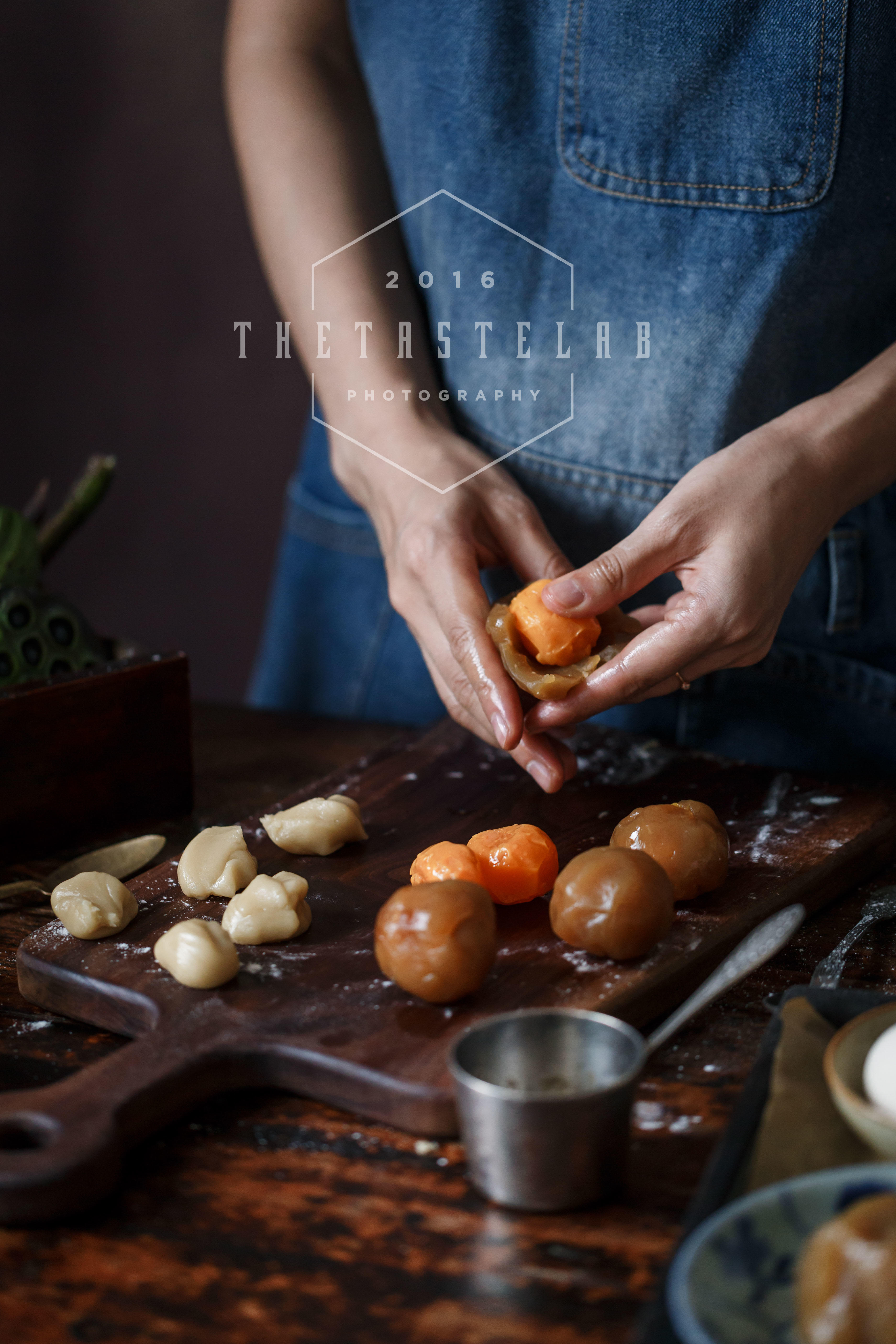 食譜丨廣式蛋黃蓮蓉月餅的做法 步骤3