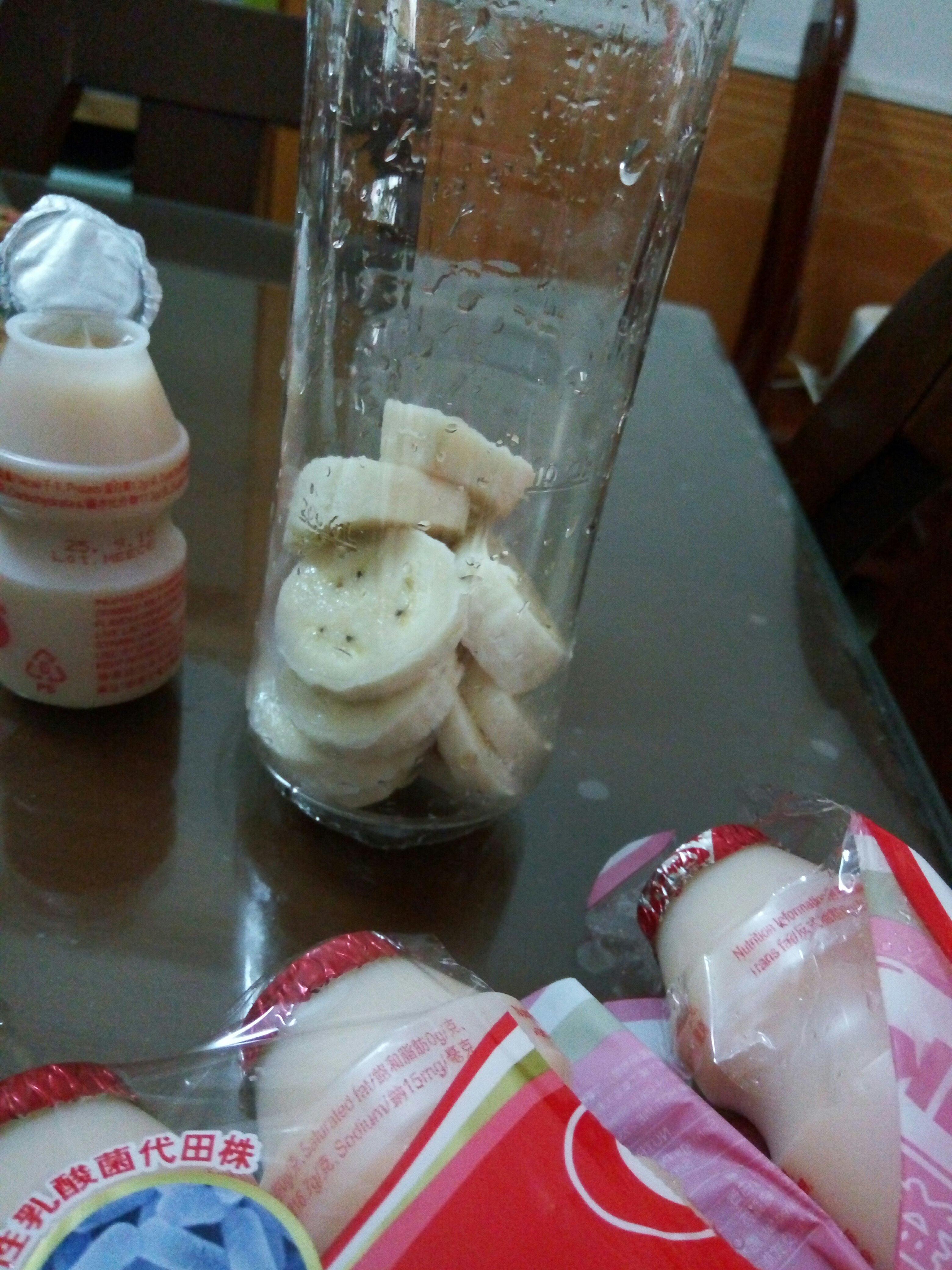 超簡易懶人香蕉酸奶的做法 步骤1
