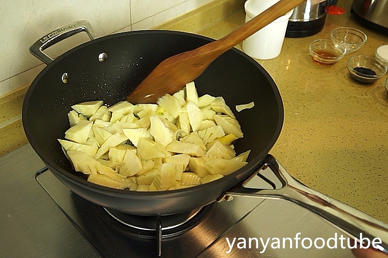 油燜春筍 Dry Fry Baby Bamboo的做法 步骤3