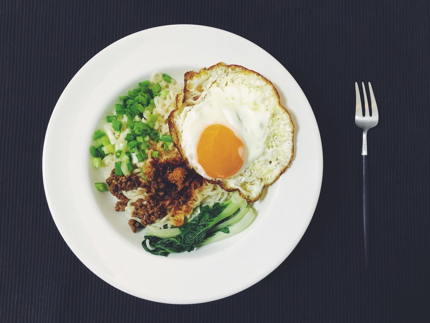 暴走早餐：印尼雞蛋拌麪的做法 步骤1