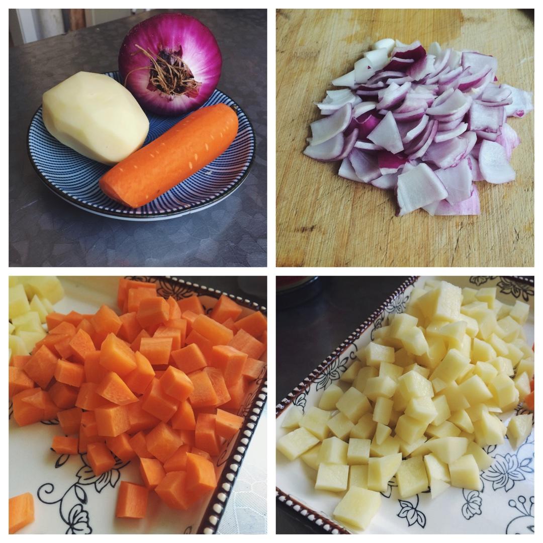 咖哩洋蔥土豆胡蘿蔔面的做法 步骤1