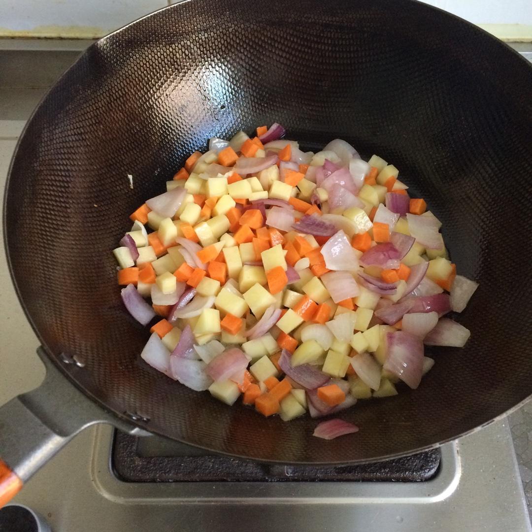 咖哩洋蔥土豆胡蘿蔔面的做法 步骤3