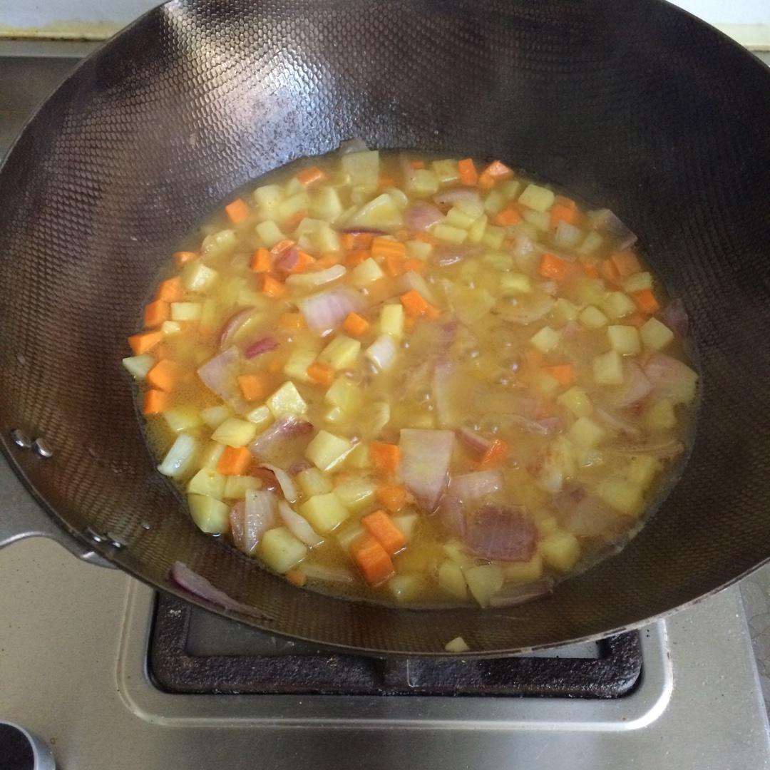 咖哩洋蔥土豆胡蘿蔔面的做法 步骤4