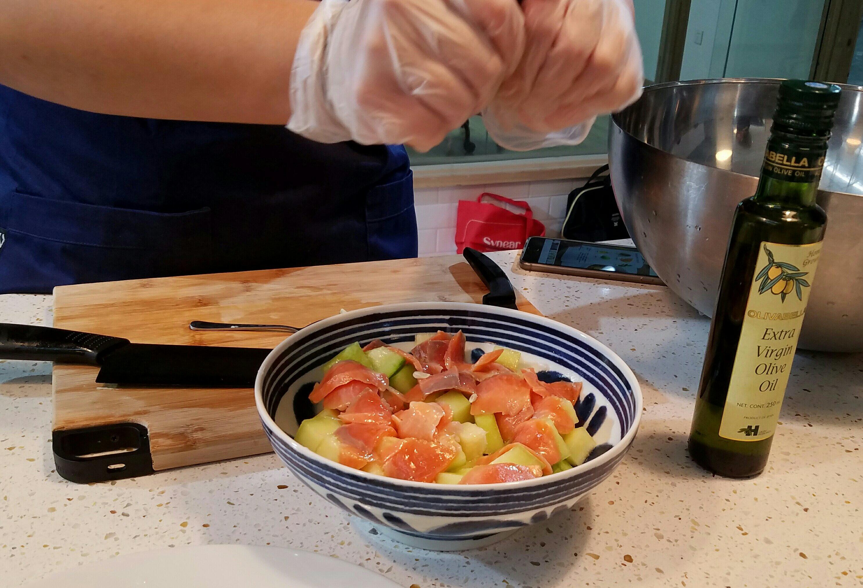 薄荷甜瓜煙燻三文魚沙拉【全世界最簡單的西餐】的做法 步骤2