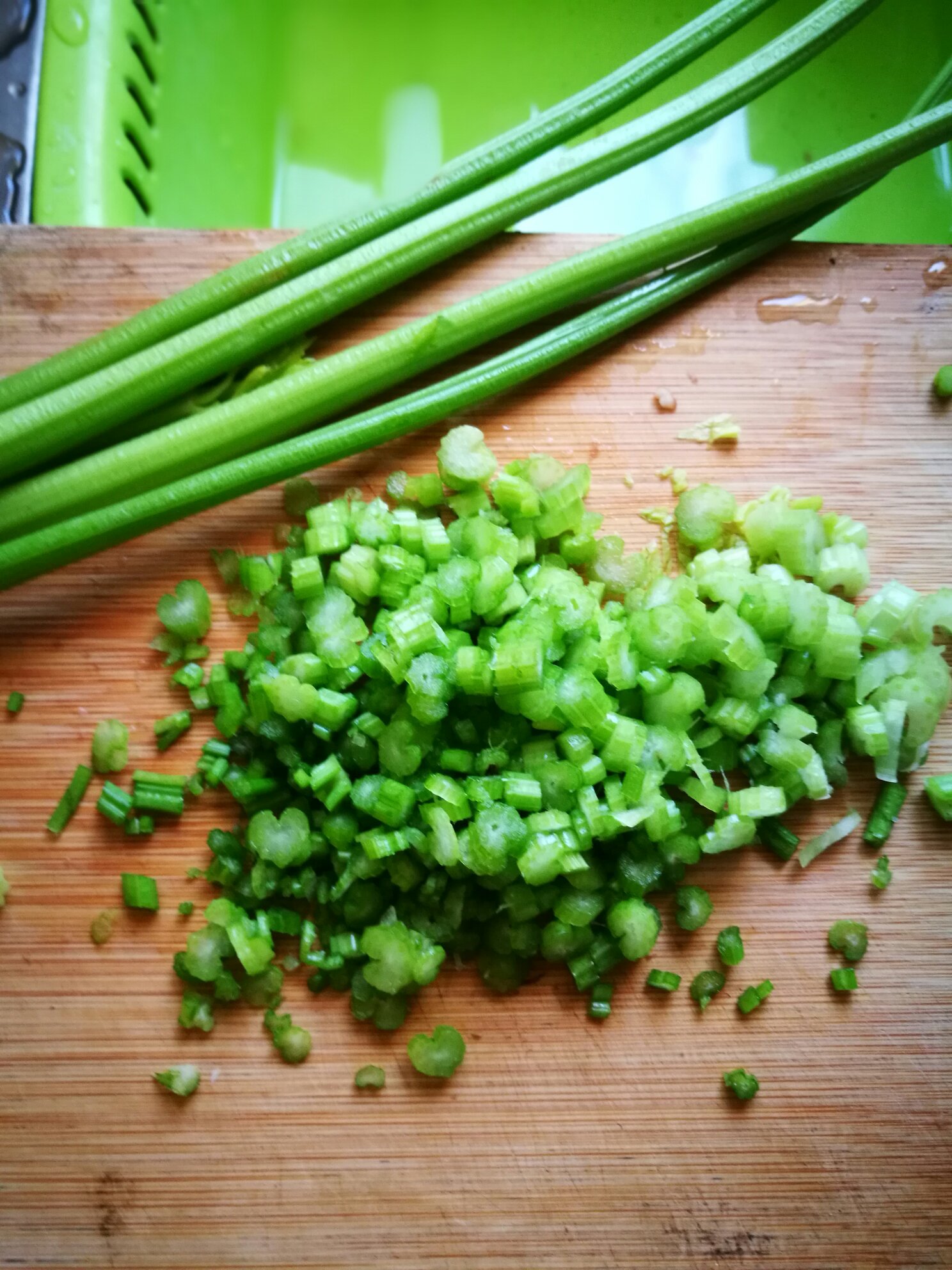 青椒香菇芹菜醬--一道下飯的好菜的做法 步骤2
