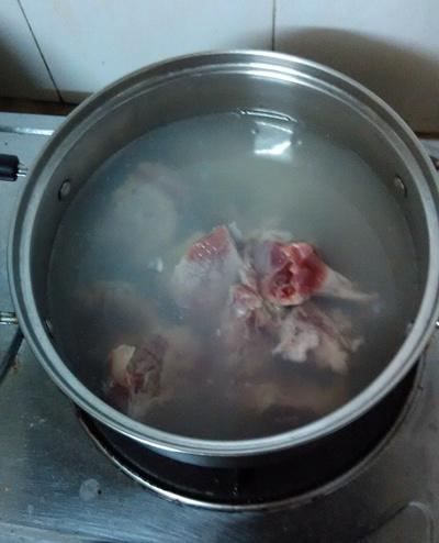 既祛溼解毒又潤肺的土茯苓枇杷花煲豬骨湯的做法 步骤3