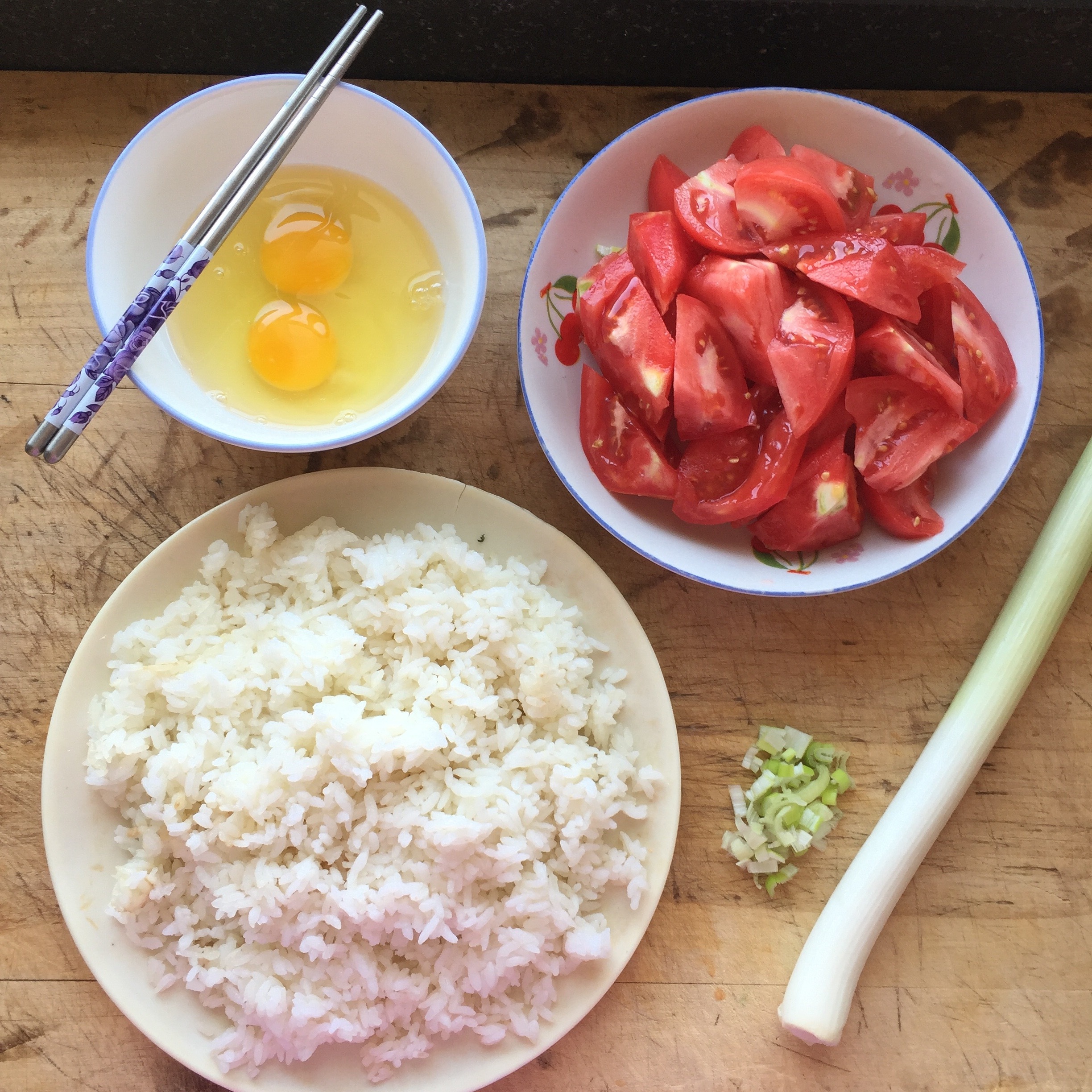 番茄蛋炒飯的做法 步骤1