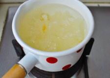 枇杷雪梨銀耳百合甜湯的做法 步骤2
