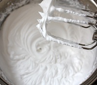 水果奶油可可戚風蛋糕的做法 步骤1