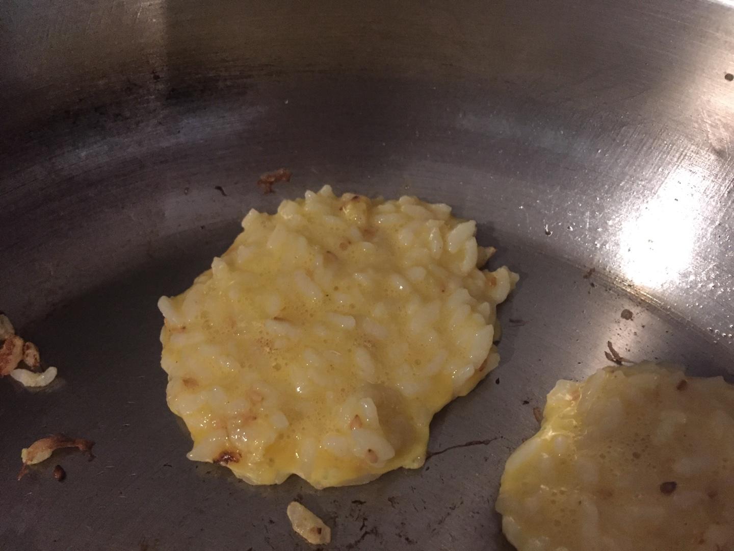 芝麻椒鹽雞蛋米餅的做法 步骤3