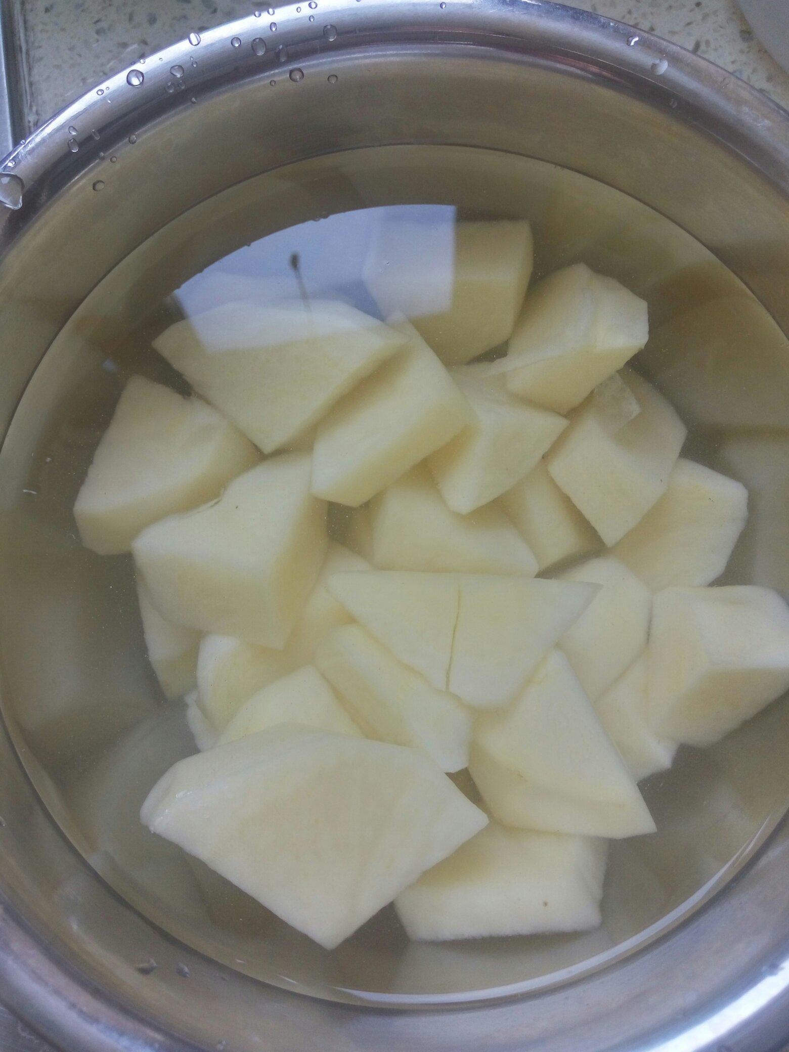 土豆青菜悶飯的做法 步骤1