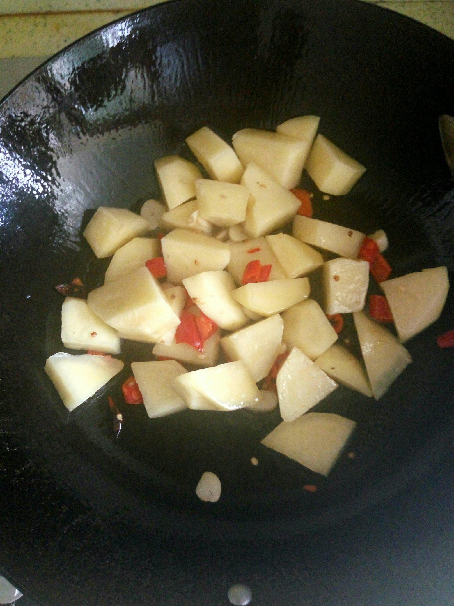 土豆青菜悶飯的做法 步骤4