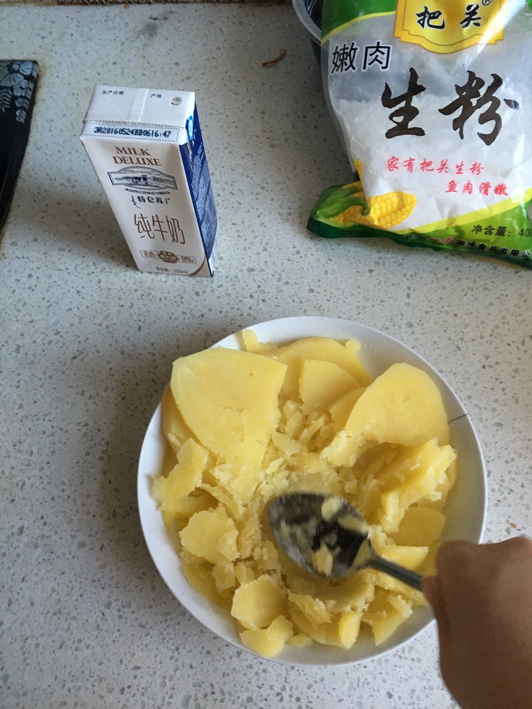 油炸牛奶土豆丸的做法 步骤1