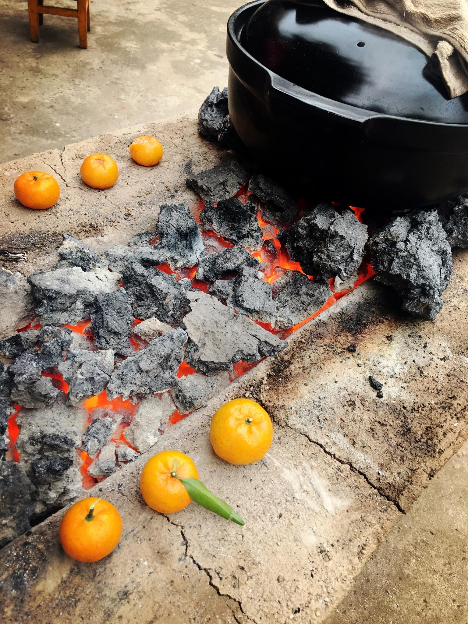 炭火烤橘子的做法 步骤1