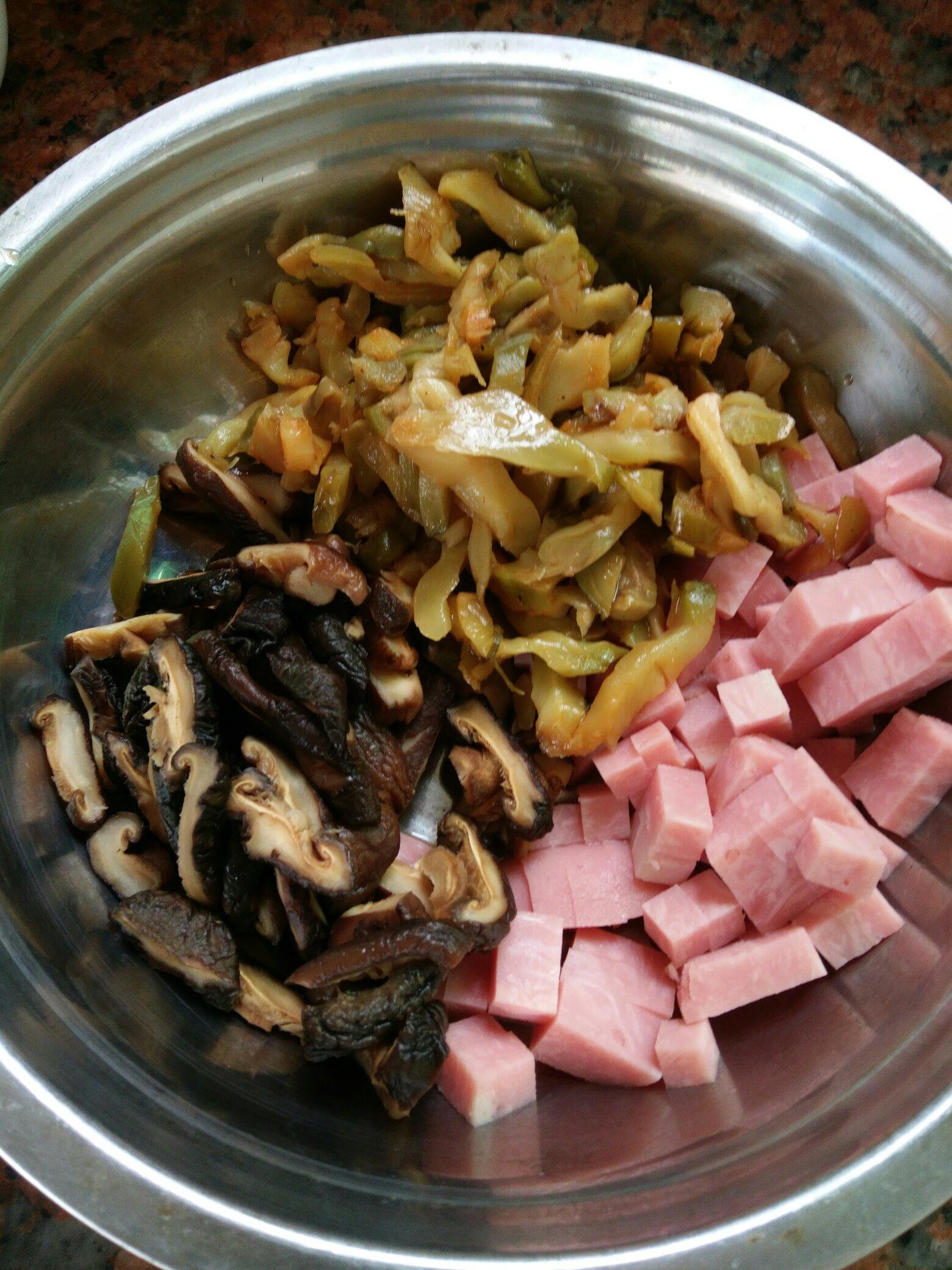 香菇榨菜電飯鍋飯的做法 步骤1