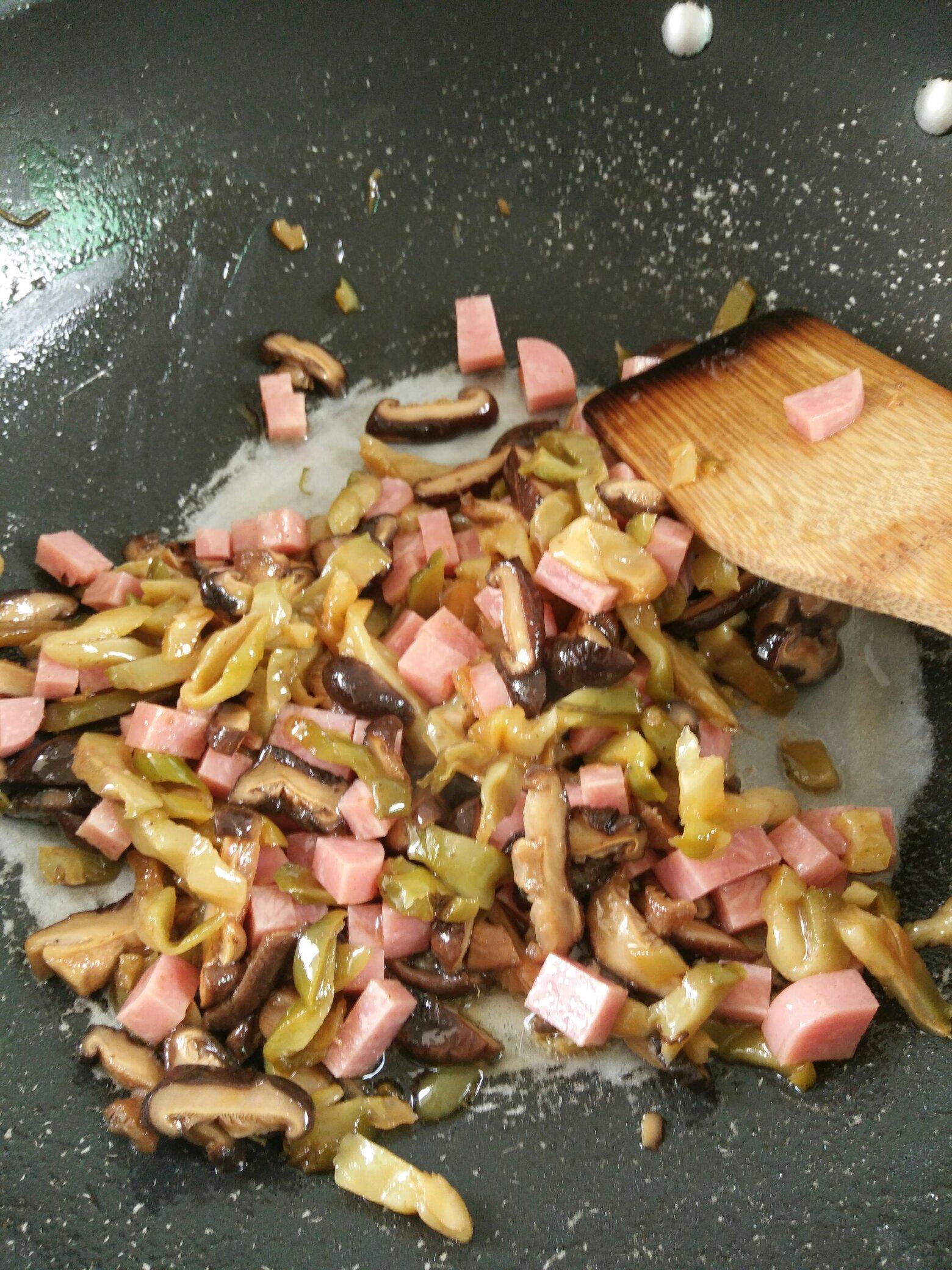 香菇榨菜電飯鍋飯的做法 步骤3