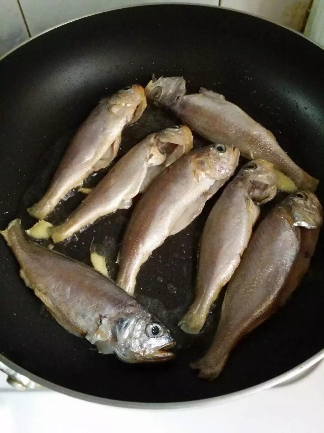 紅燒蒜香小黃魚的做法 步骤3