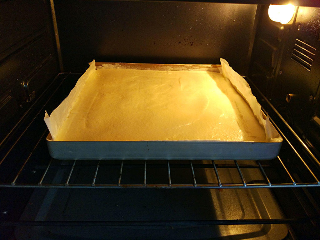 黃桃奶油蛋糕卷的做法 步骤8