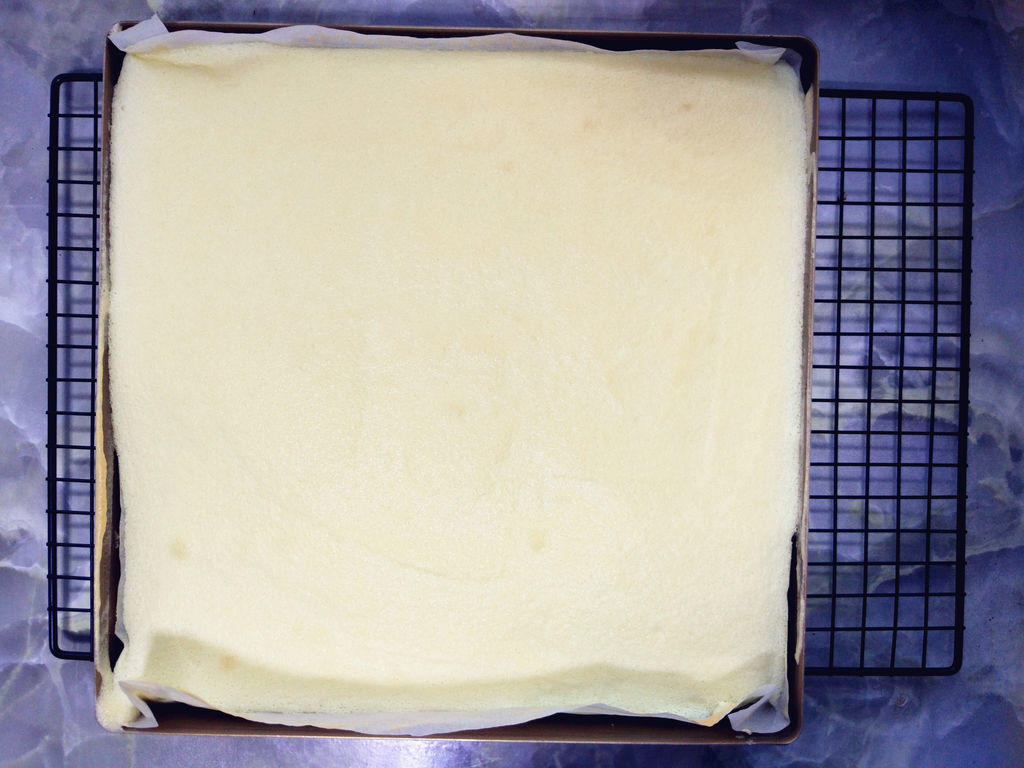 黃桃奶油蛋糕卷的做法 步骤9