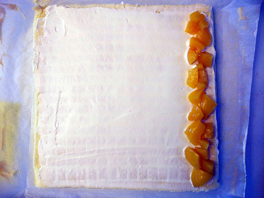 黃桃奶油蛋糕卷的做法 步骤12