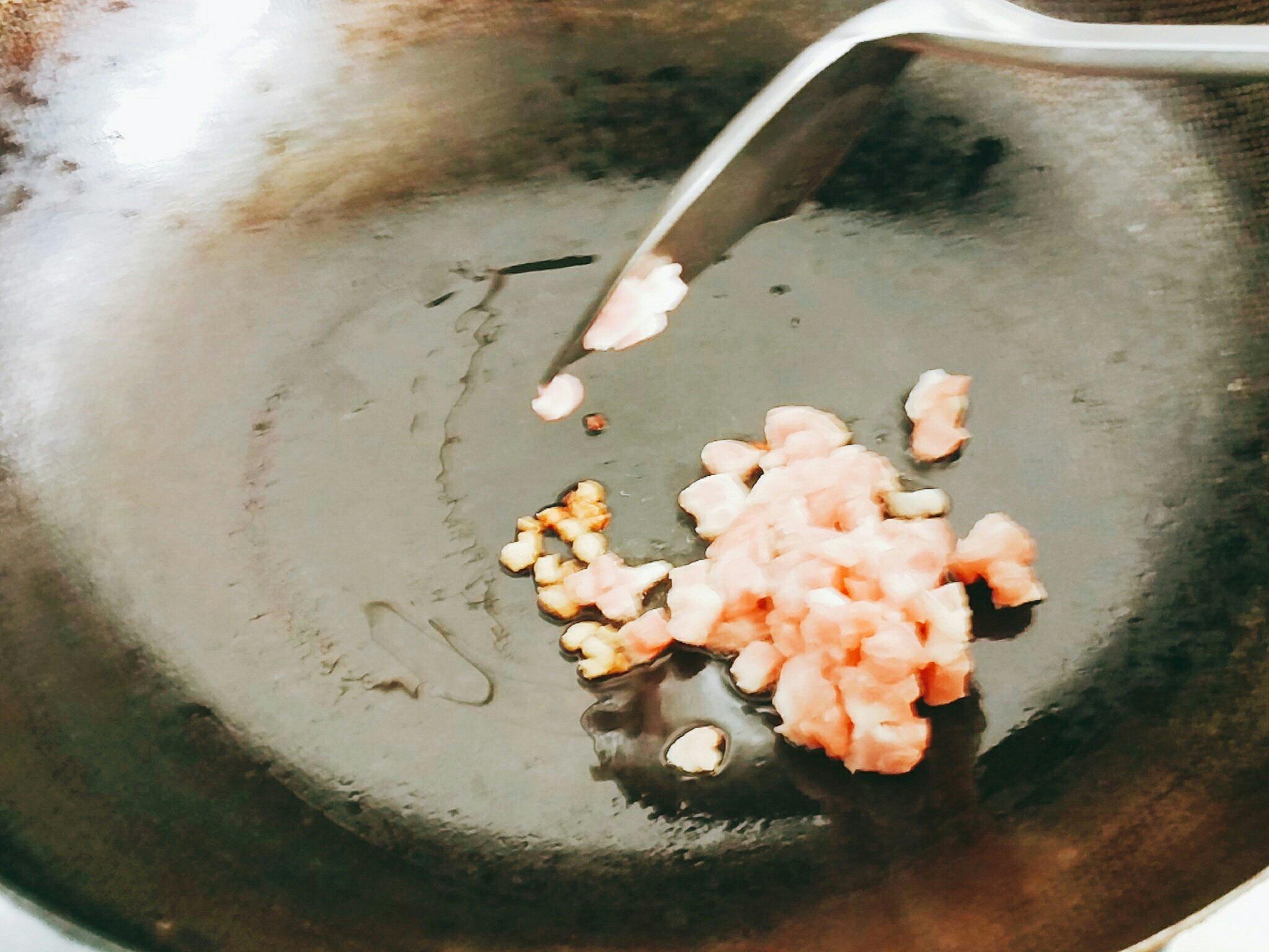 黑椒蓮藕火腿豬肉蛋炒飯【冰箱有啥就做啥系列】的做法 步骤4