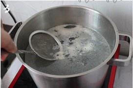 榴蓮殼烏雞湯的做法 步骤3