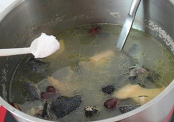榴蓮殼烏雞湯的做法 步骤5