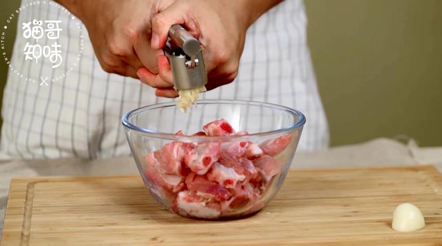 豆豉蒸排骨丨抽出一分鐘，為你所愛的人做道菜的做法 步骤2