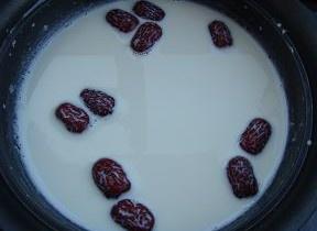 木瓜紅棗米酒牛奶羹的做法 步骤2