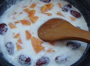 木瓜紅棗米酒牛奶羹的做法 步骤3
