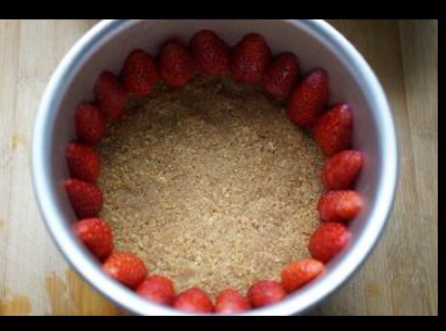 草莓酸奶慕斯蛋糕的做法 步骤3