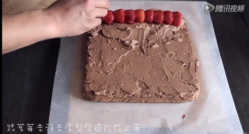 巧克力草莓蛋糕卷的做法 步骤10