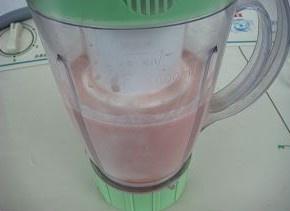 草莓酸奶昔的做法 步骤2