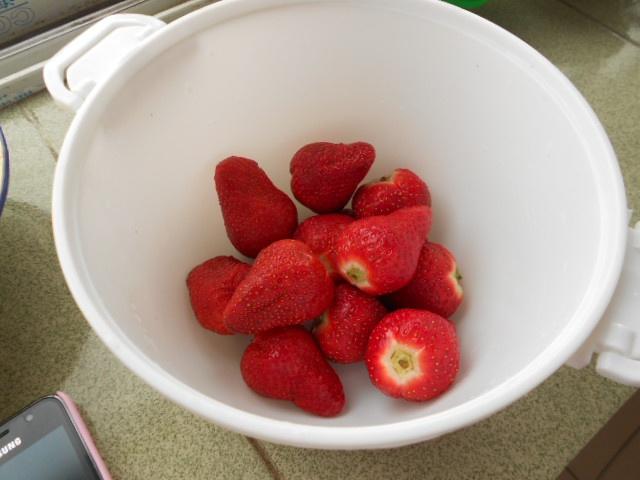 草莓冰糖葫蘆兒的做法 步骤1