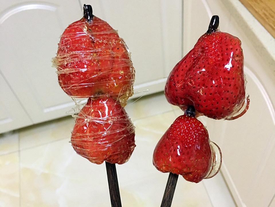 草莓冰糖葫蘆兒的做法 步骤8