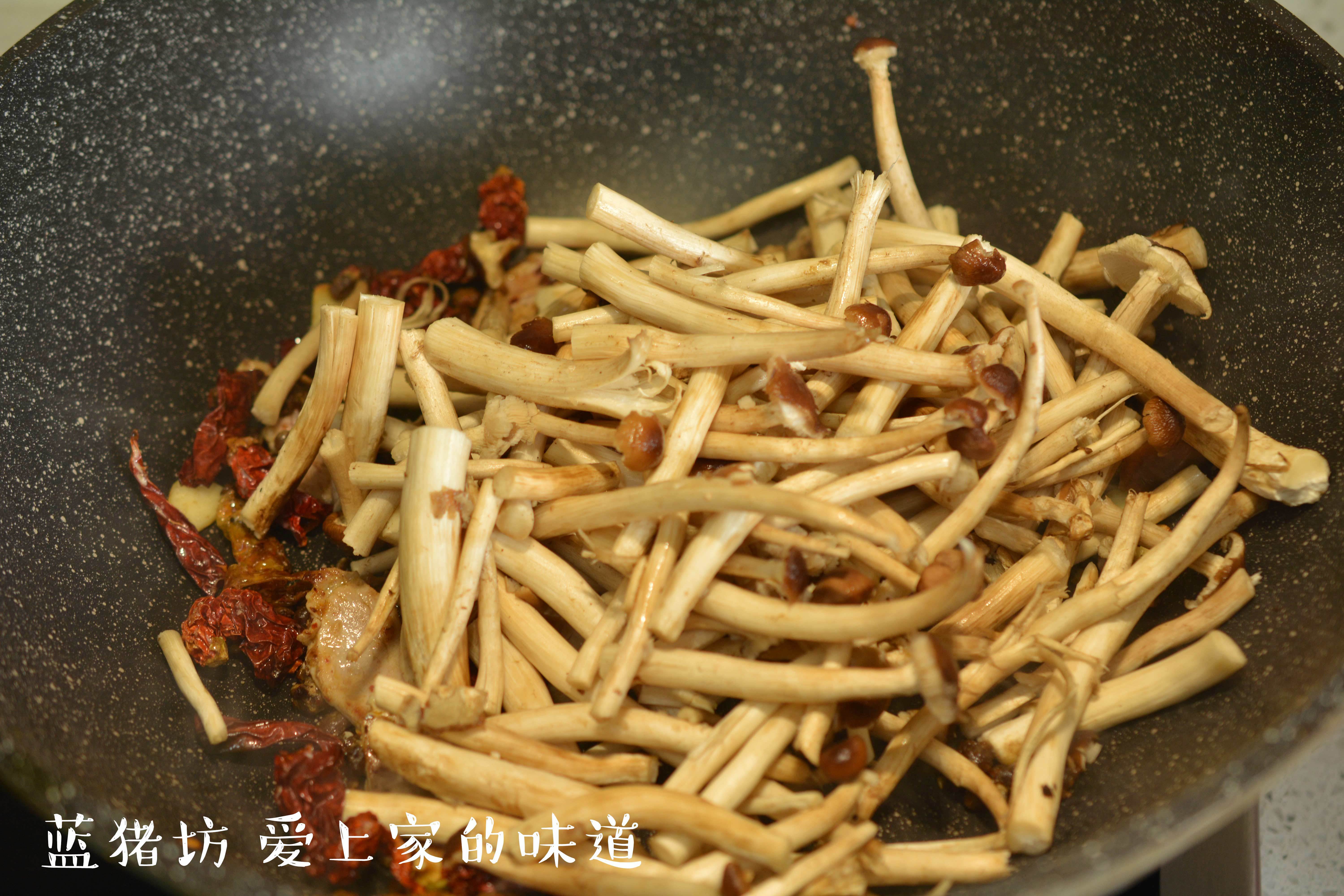 幹鍋茶樹菇的做法 步骤3