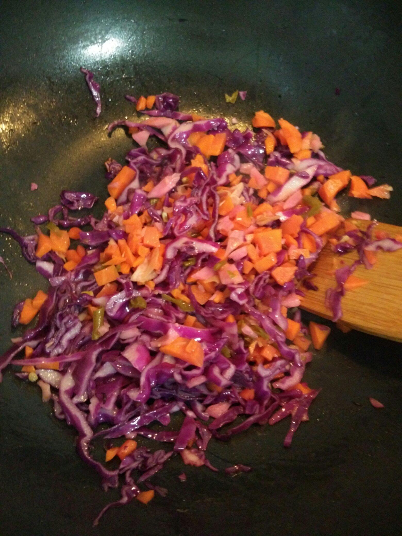 泡菜炒麪的做法 步骤3
