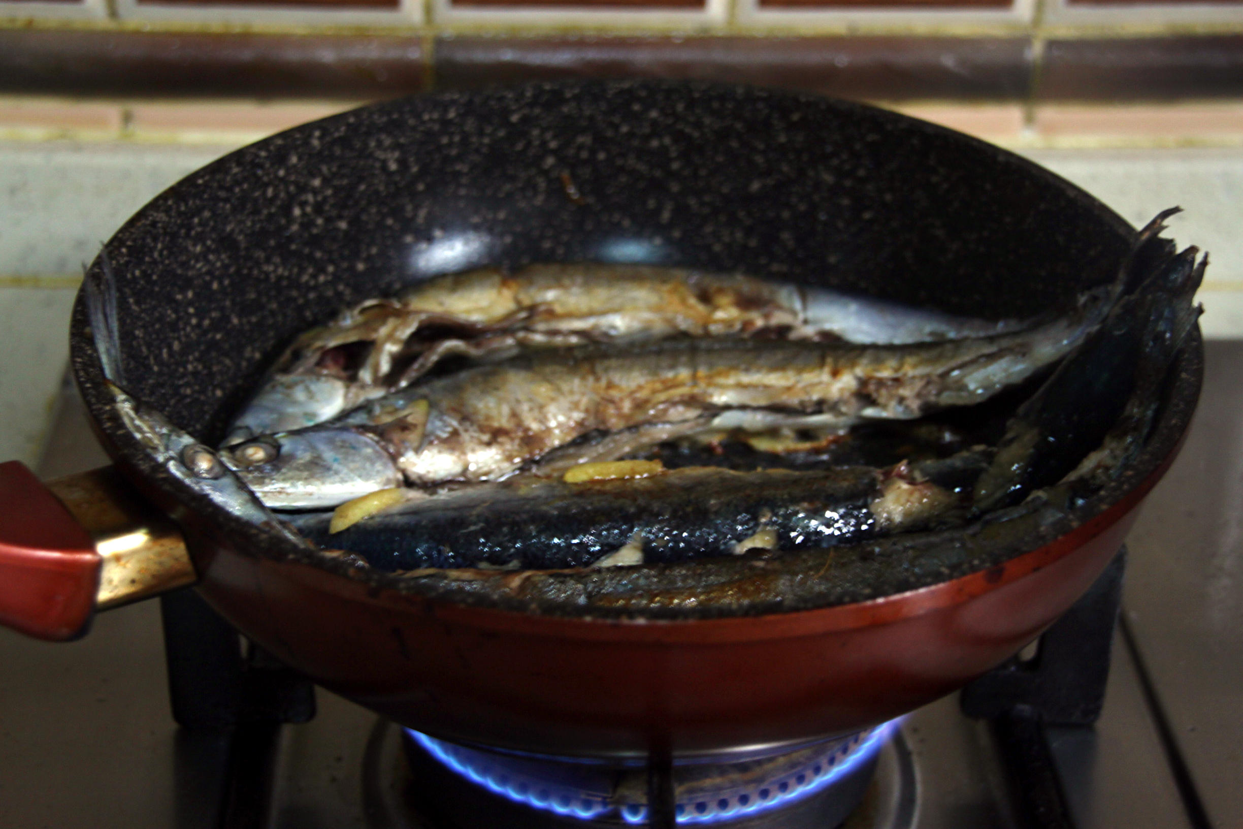香煎秋刀魚----魚肉精緻鮮美哦的做法 步骤4