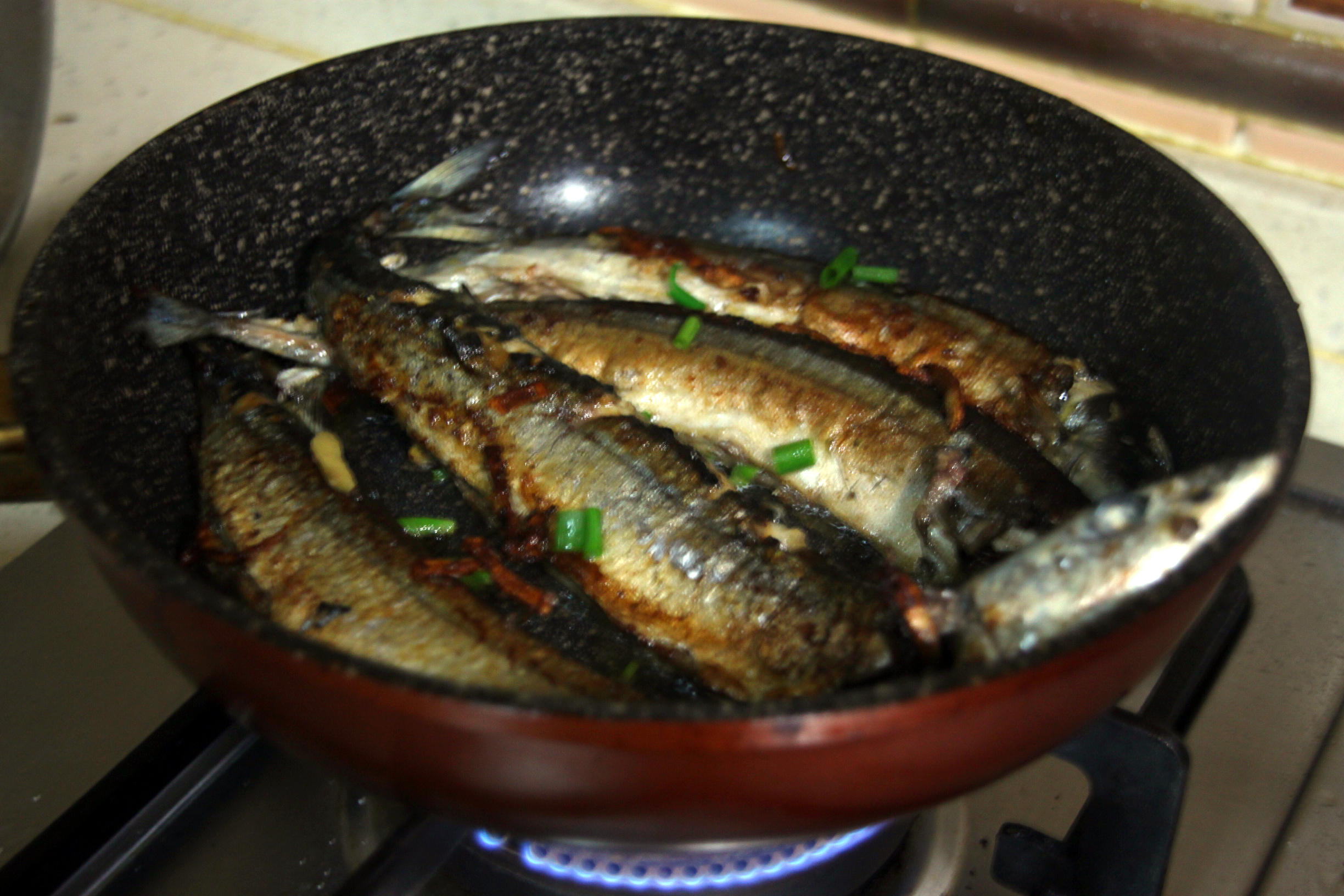 香煎秋刀魚----魚肉精緻鮮美哦的做法 步骤5