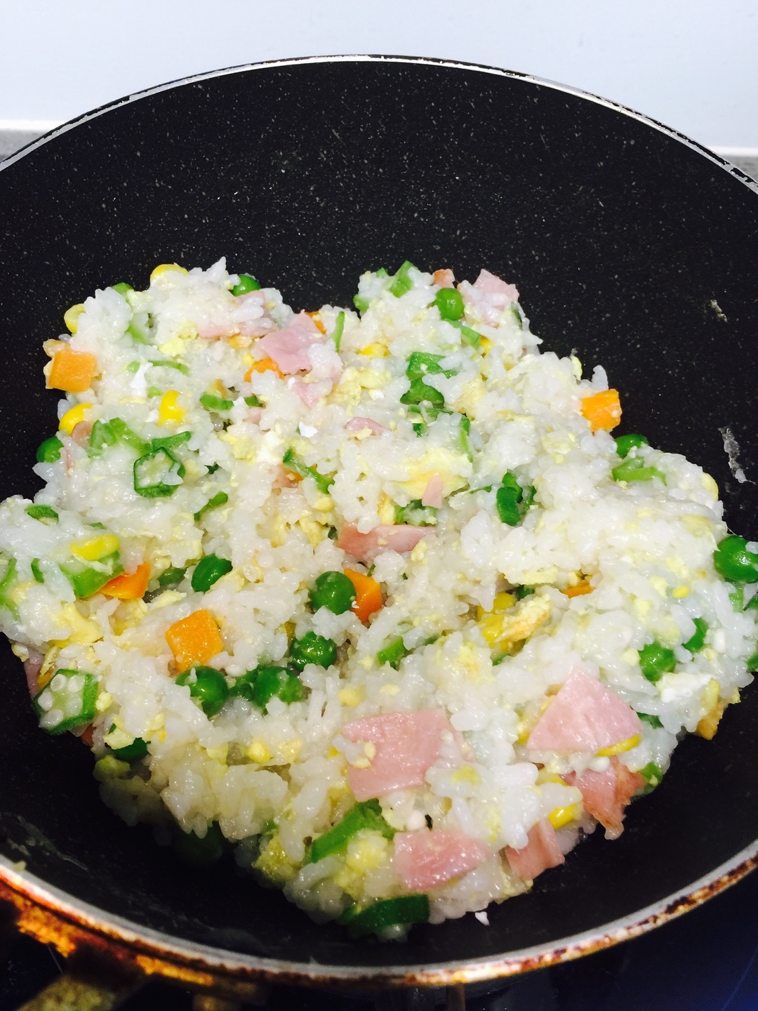 秋葵胡蘿蔔玉米青豆火腿片蛋炒飯的做法 步骤2