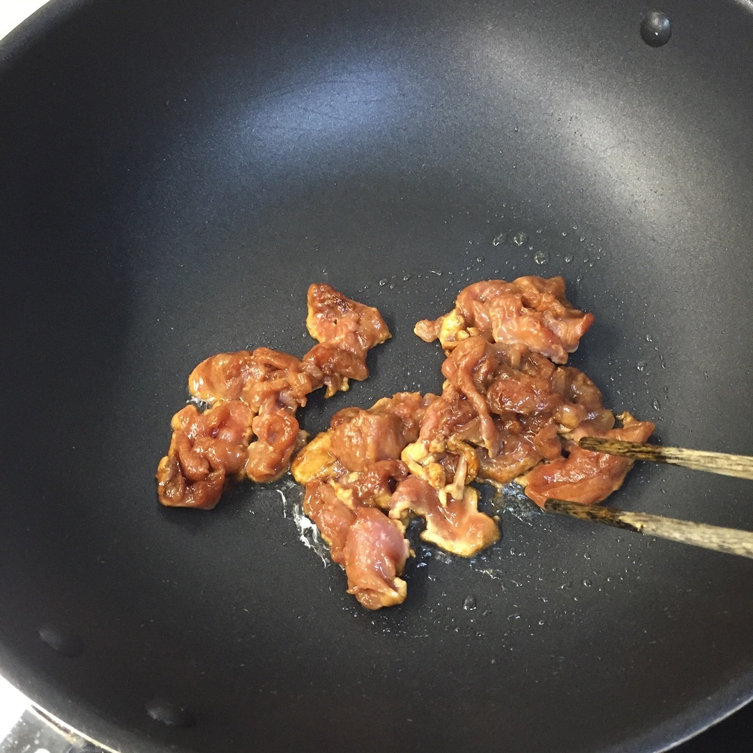 香辣麪筋炒肉（孜然燒烤風）的做法 步骤3