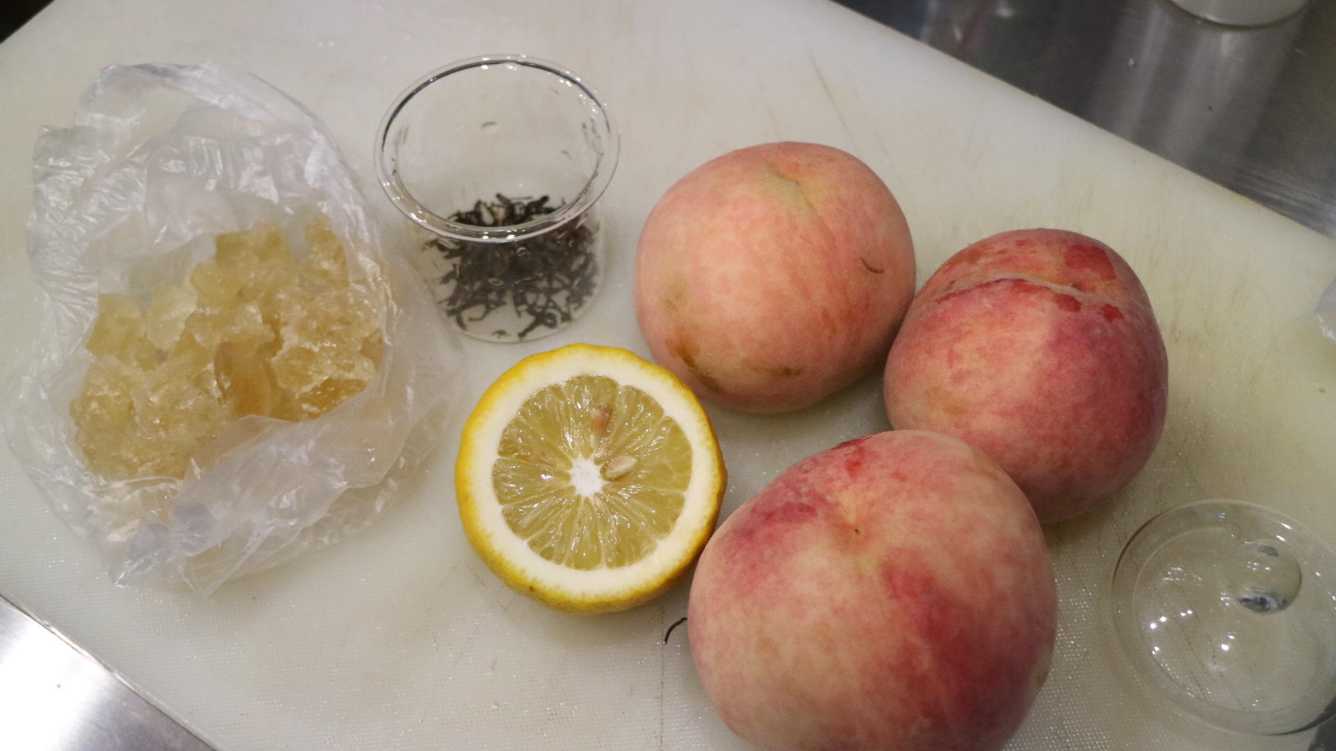 蜜桃檸檬冰紅茶，簡單的家庭自調冷飲的做法 步骤1