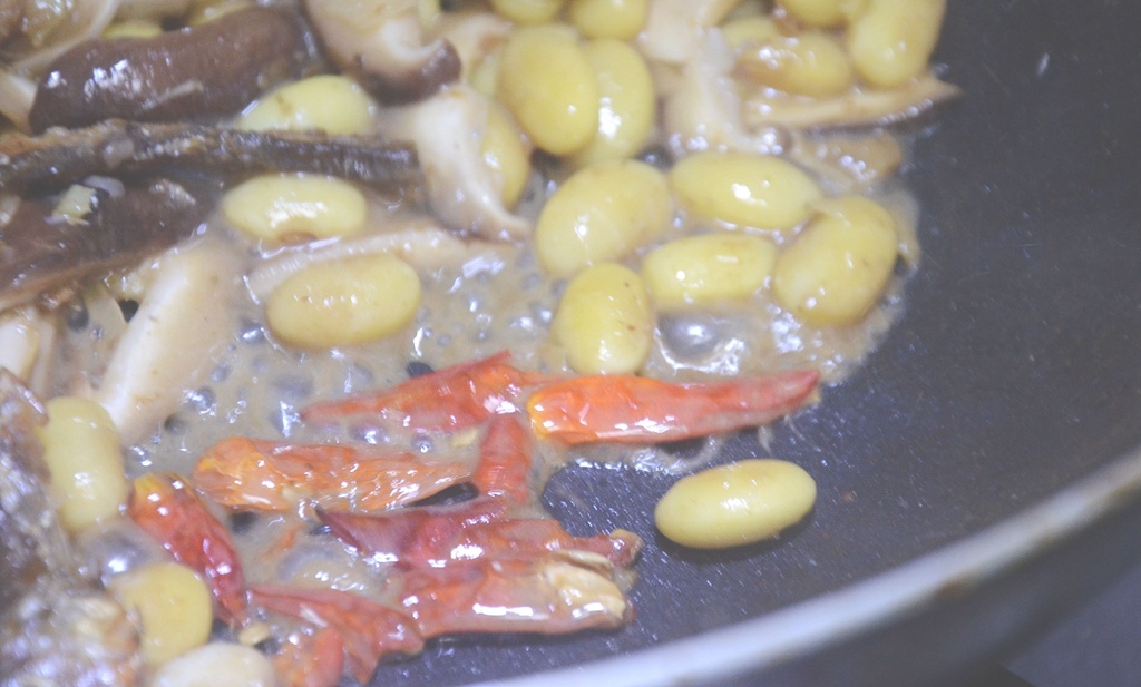 圍山公社瀏陽菜課堂：黃豆燜乾魚仔的做法 步骤6