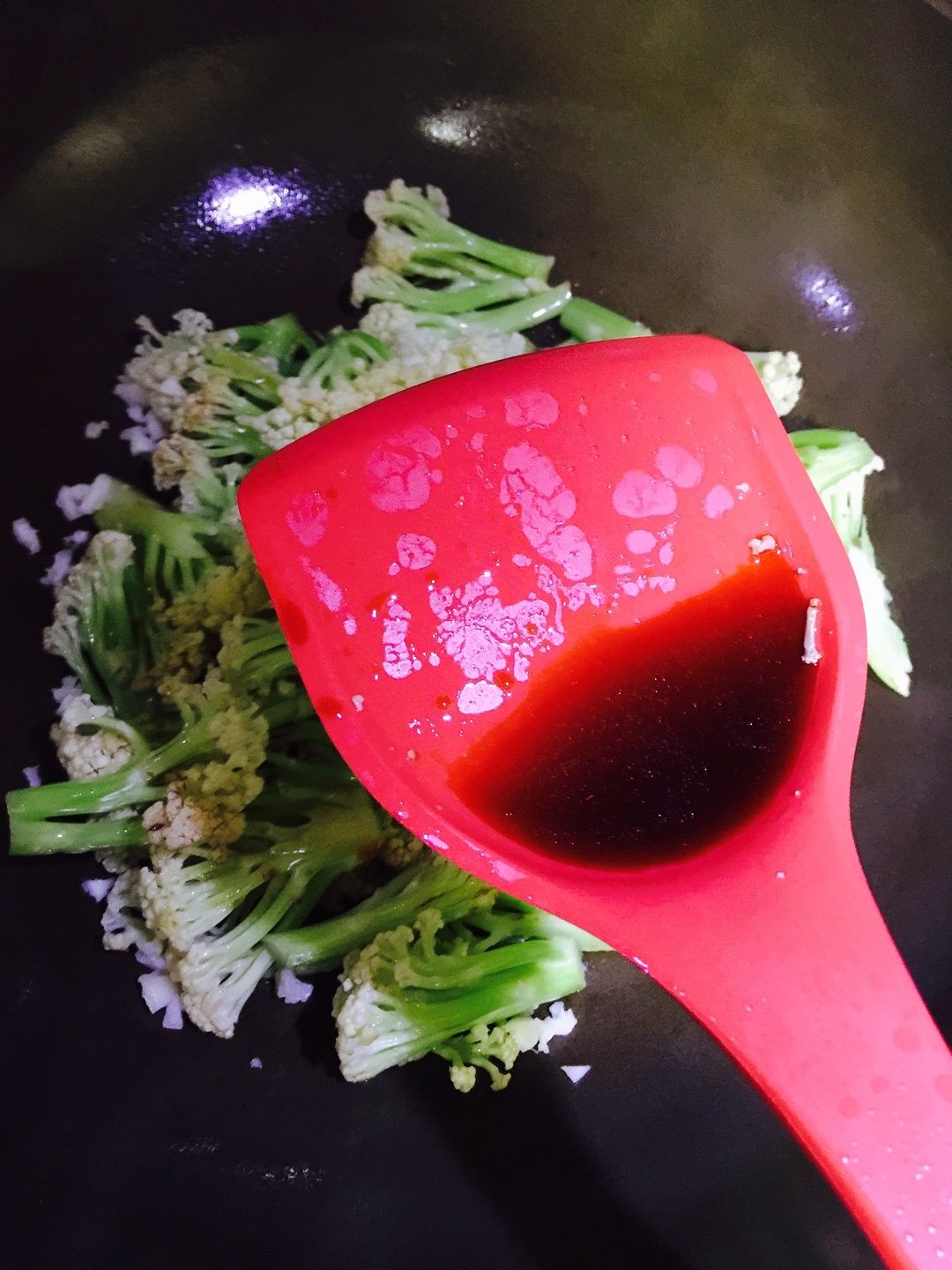 幹鍋炒有機花菜的做法 步骤3