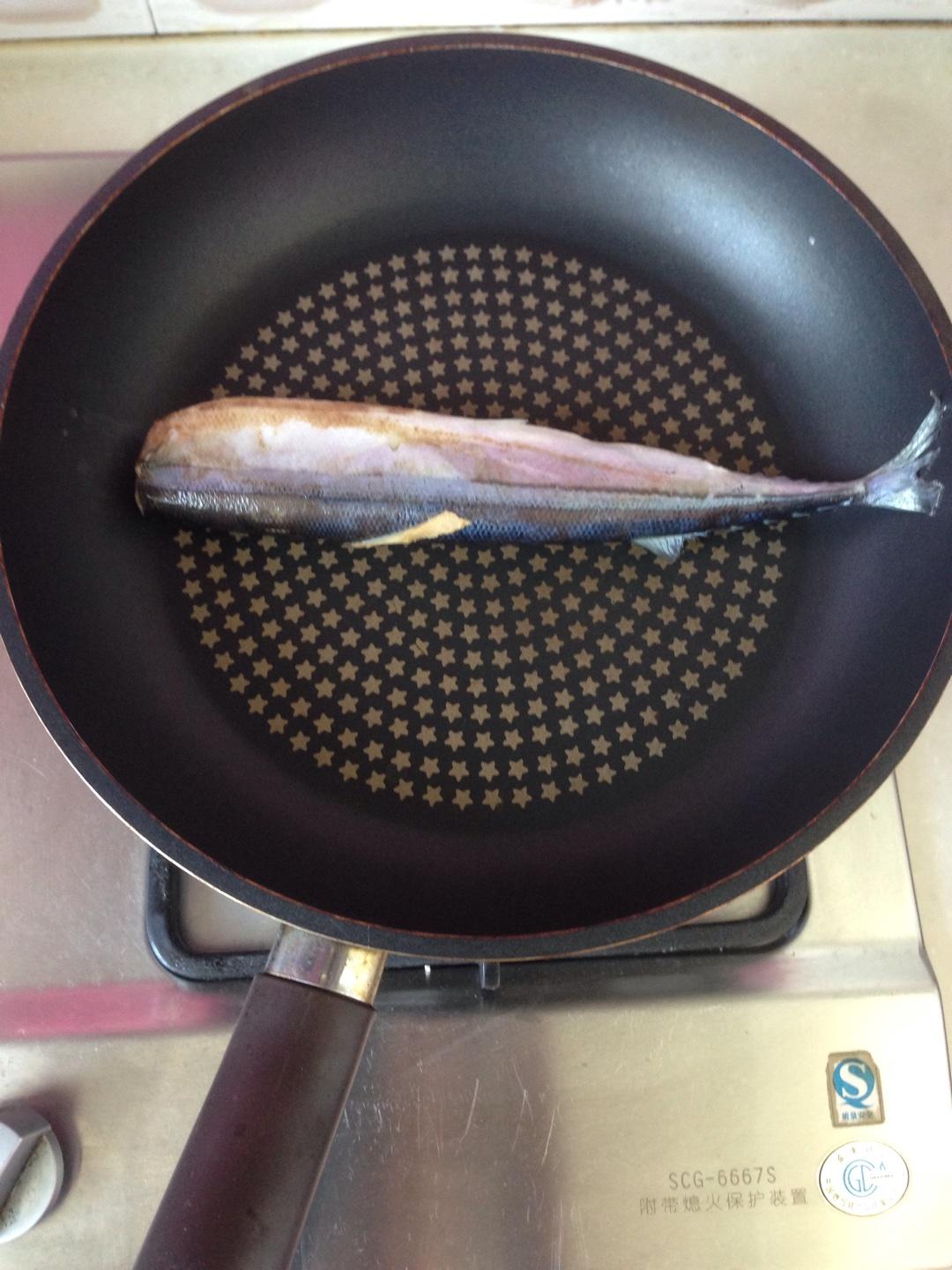 無油版香煎秋刀魚的做法 步骤4