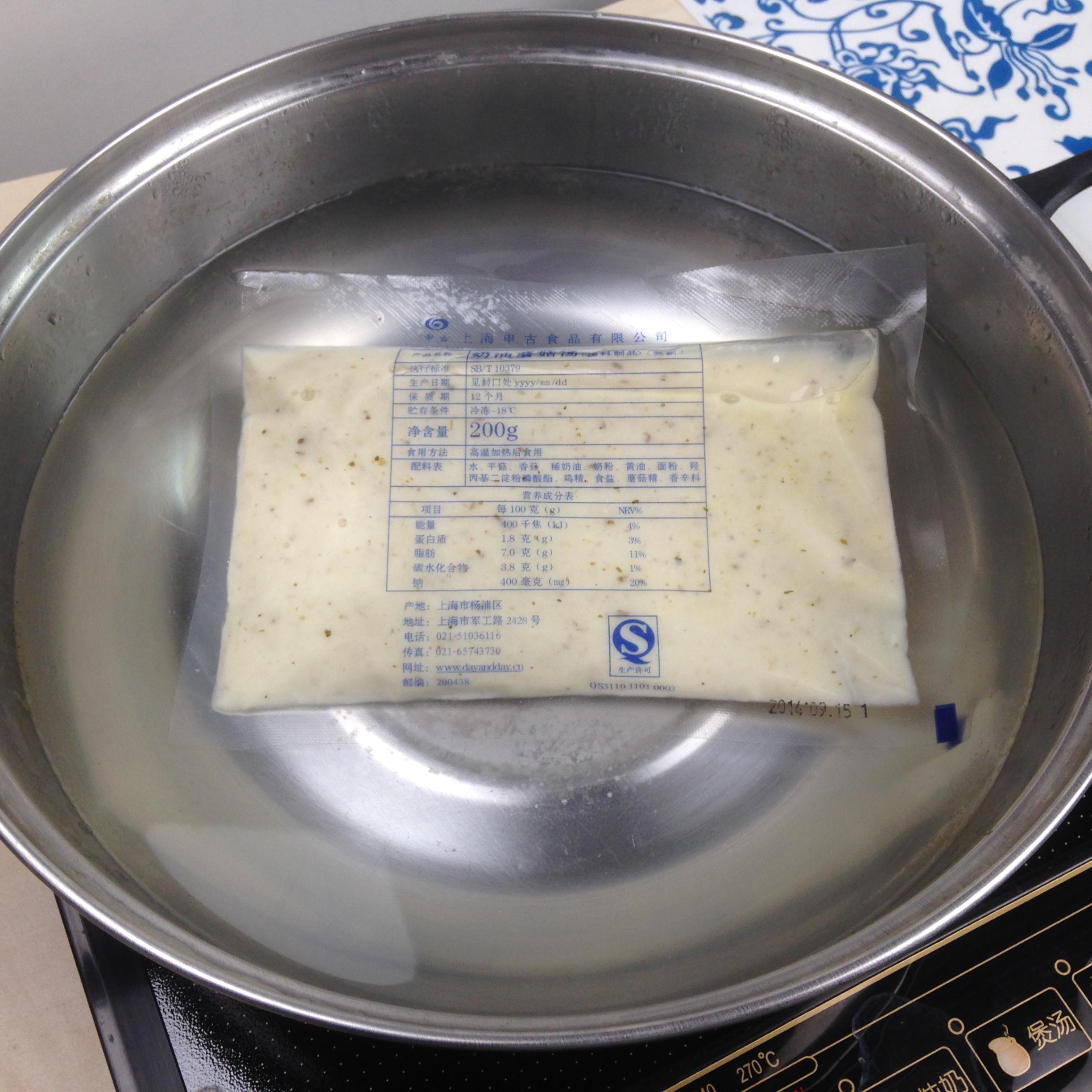 奶油蘑菇湯配烤麪包丁的做法 步骤1