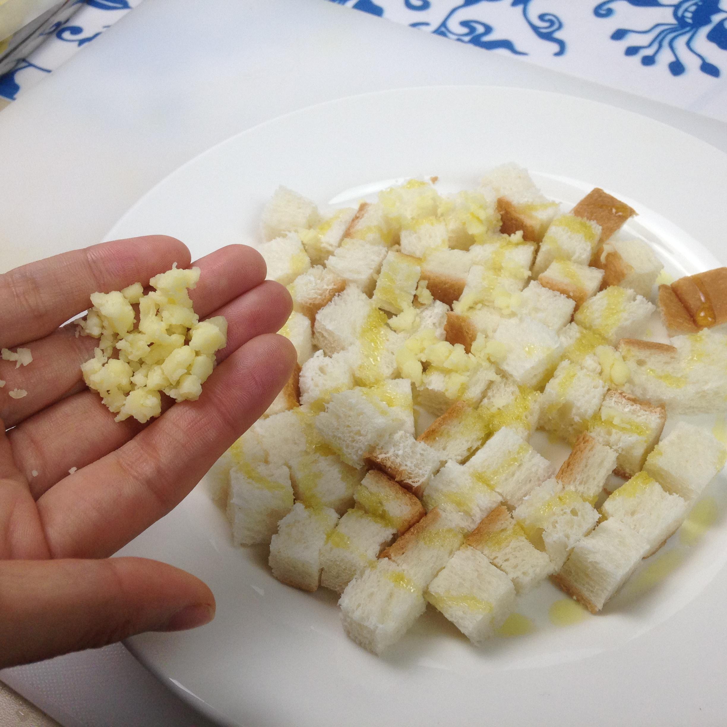 奶油蘑菇湯配烤麪包丁的做法 步骤4