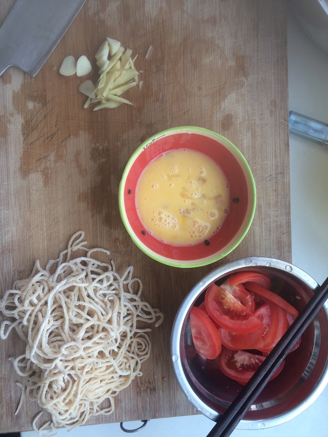 西紅柿雞蛋炒麪的做法 步骤1