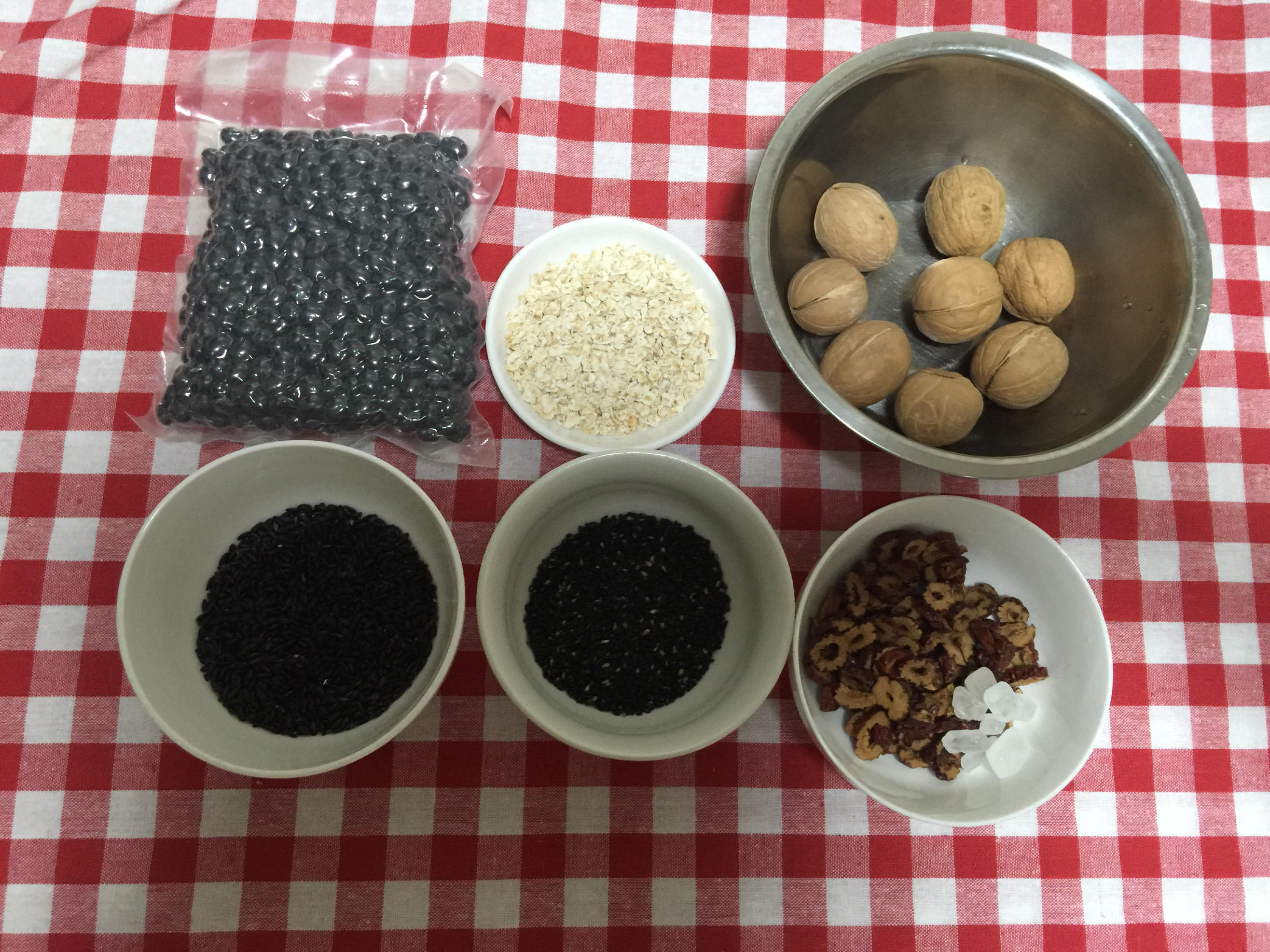補腎養髮：黑豆核桃芝麻粗糧粉的做法 步骤1